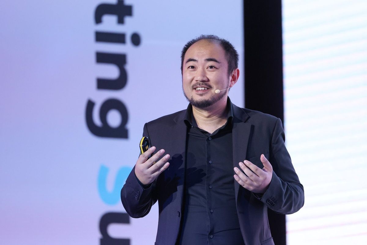 Tianyu Xu speaking on stage at Content Marketing Summit Seoul
